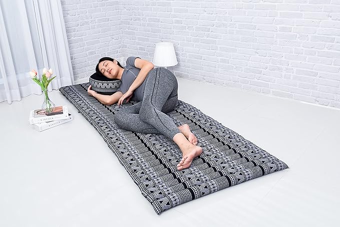 Leewadee - Foldable Floor Mattress - Japanese Roll Up Futon -Trifold Tatami Mat- Guest Floor Bed - Camping Mattress - Thai Massage Mat, Kapok Filled, 75 x 28 inches, Black White