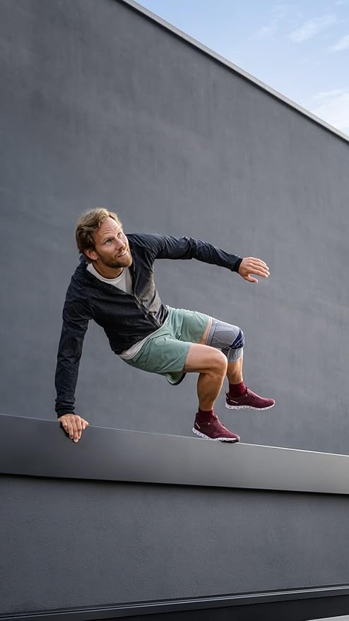 Bauerfeind - GenuTrain - Knee Brace - Targeted Support for Pain Relief and Stabilization of The Knee, Provides Relief of Weak, Swollen, and Injured Knees- Size 5 - Color Black