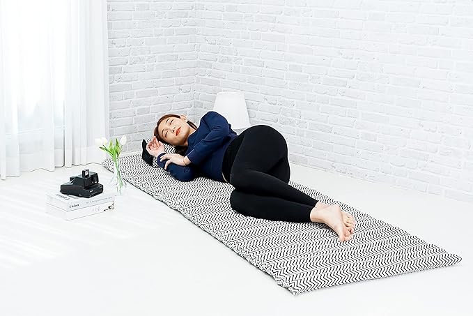 Leewadee - Foldable Floor Mattress - Japanese Roll Up Futon -Trifold Tatami Mat- Guest Floor Bed - Camping Mattress - Thai Massage Mat, Kapok Filled, 75 x 28 inches, Black White