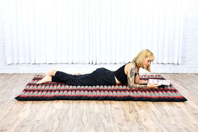 Leewadee - Foldable Floor Mattress - Japanese Roll Up Futon -Trifold Tatami Mat- Guest Floor Bed - Camping Mattress - Thai Massage Mat, Kapok Filled, 75 x 57 inches, Black Red