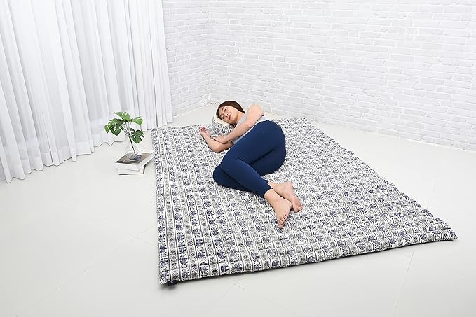 Leewadee - Foldable Floor Mattress - Japanese Roll Up Futon -Trifold Tatami Mat- Guest Floor Bed - Camping Mattress - Thai Massage Mat, Kapok Filled, 75 x 57 inches, Blue White